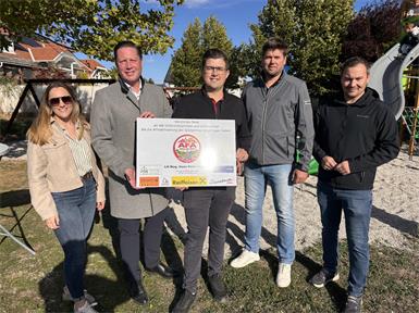 Der Vorstand vom Verein „Aktiv für Antau“ mit Vizebürgermeister Michael Strass, Landtagsabgeordneten Thomas Hoffmann und dem Vertreter der Raiffeisen Bank Burgenland bei der Eröffnung