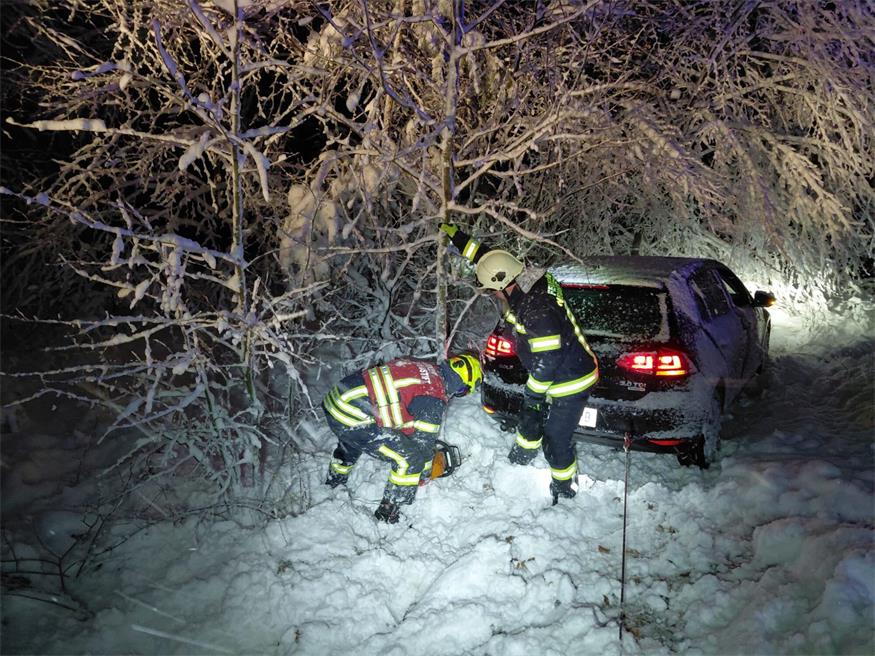 Der Wettersturz brachte auf der Rosalia den Winter zurück. Die Feuerwehr musste zu einer Autobergung ausrücken.