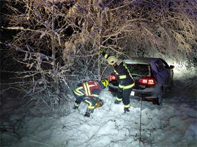 Der Wettersturz brachte auf der Rosalia den Winter zurück. Die Feuerwehr musste zu einer Autobergung ausrücken.