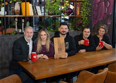 Der Wirtshausführer Bierwirt 2026 im Burgenland heißt Edmond Berisha von The Roots . Tatkräftig unterstützt wird er von seiner Frau Luisa (2.v.li.) und von seinen Eltern Sonja und Leo Berisha. Überreicht wurde die Auszeichnung von Stiegl-Bierversilberer Karl Bauer (links im Bild).
