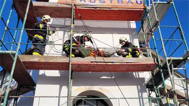 Der aktuell eingerüstete Kirchturm wurde für eine Feuerwehrübung genützt.