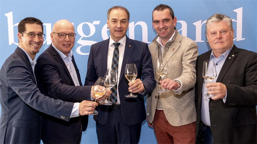 Der dreifache Wein-Geschäftsführer Christian Zechmeister, Weinbaupräsident Andreas Liegenfeld, Wirtschaftslandesrat Leonhard Schneemann, Wein Burgenland-Obmann in spe Herbert Oschep und sein Vorgänger, der neue Wein Burgenland-Ehrenobmann Matthias Siess.