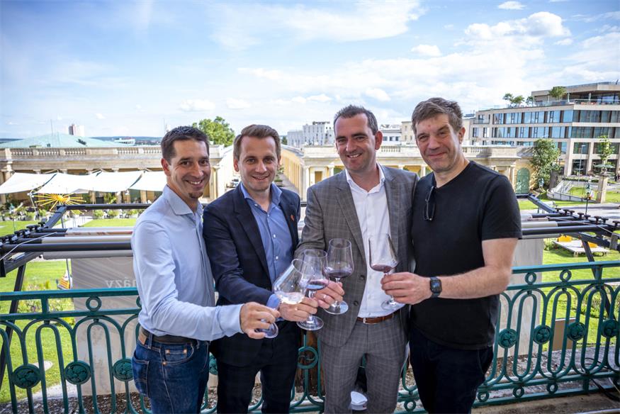 Der dreifache Wein-Geschäftsführer Christian Zechmeister, Zagersdorfs Bürgermeister Ivan Grujic, Wein Burgenland-Obmann Herbert Oschep und Starkoch Wolfgang Ban.