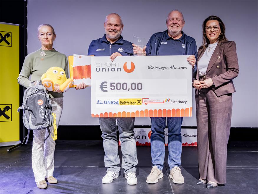 Wild Volleys Oberschützen sind Nummer eins in der Nachwuchsarbeit Der dritte Platz ging an den UTC Jennersdorf. Den Preis überreichte Nina Bauer-Gager von der UNIQA Burgenland und SPORTUNION Vizepräsidentin Silvia Mayerhofer an Jürgen und Heinz Gumhold.