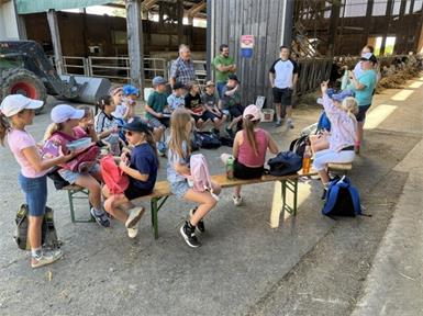 Der erlebnisreiche Tag bot viele interessante Einblicke in das Leben und Arbeiten auf einem Bauernhof und wird den Kindern noch lange in Erinnerung bleiben.