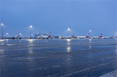 Der gefrierende Regen hatte am Dienstagvormittag zu einer mehrstündigen Einstellung des Flugbetriebs am Airport in Schwechat geführt.
