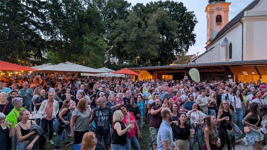 Der idyllische Pfarrgarten bot eine charmante Location für das diesjährige Neusiedler Stadtfesterl.