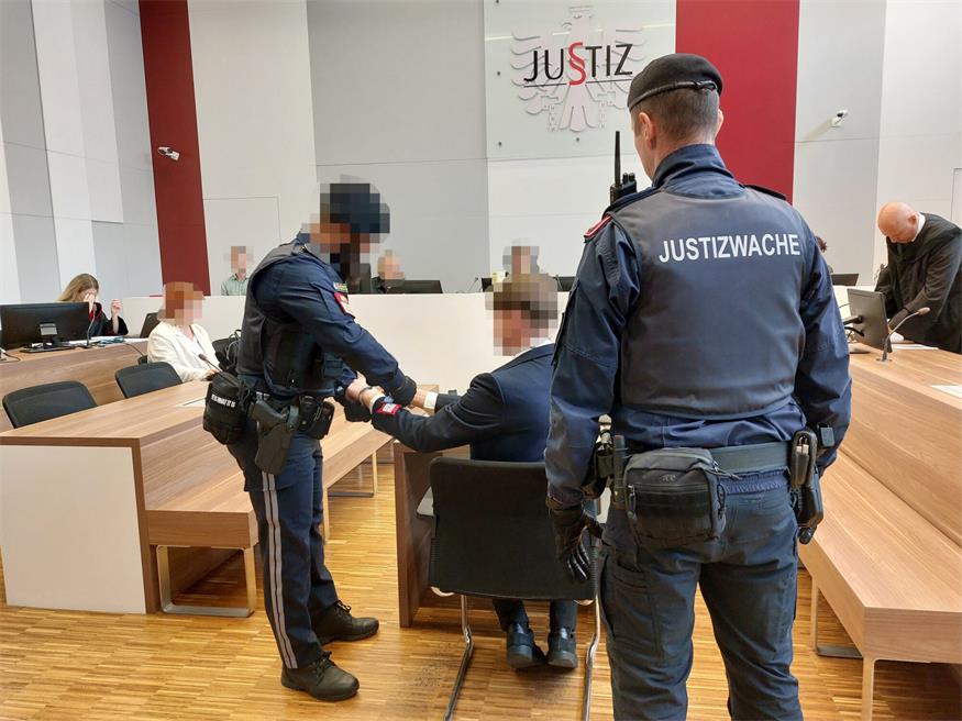 Der junge Angeklagte wurde streng bewacht in den Verhandlungssaal gebracht.