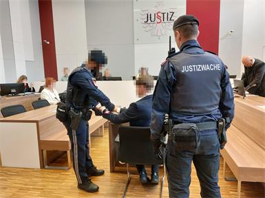 Der junge Angeklagte wurde streng bewacht in den Verhandlungssaal gebracht.