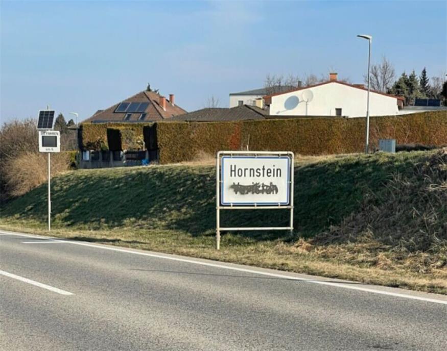 Der kroatische Schriftzug wurde bei der Ortstafel in Hornstein durchgestrichen.