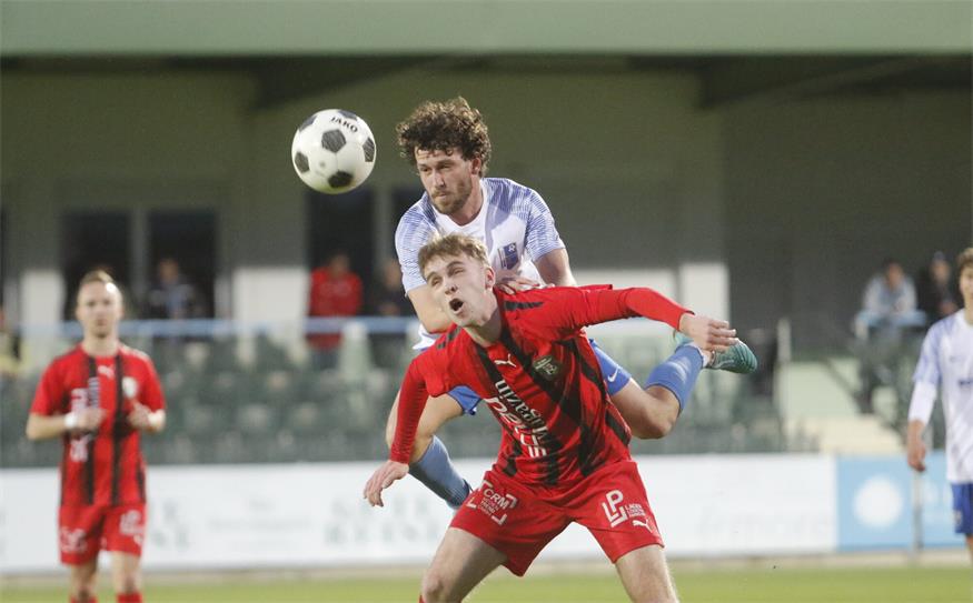 Der nächste Sieg! Florian Krutzler (unten) und der SC/ESV Parndorf gewannen vor eigener Kulisse mit 3:0 gegen Manuel Baumgartner (oben) und dem ASK Horitschon.