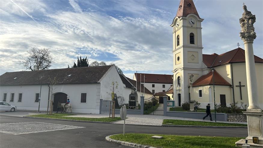 Der neue Aufgang zur Kirche ist nun barrierefrei und für alle leicht begehbar.