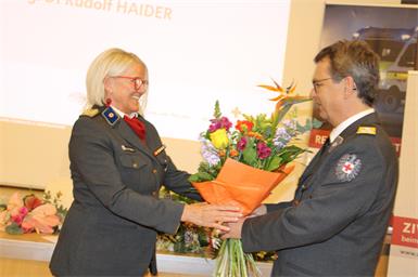 Der neue Bezirksstellenleiter Rudolf Haider bedankte sich bei seiner Vorgängerin Angela Pekovics mit einem Blumenstrauß.