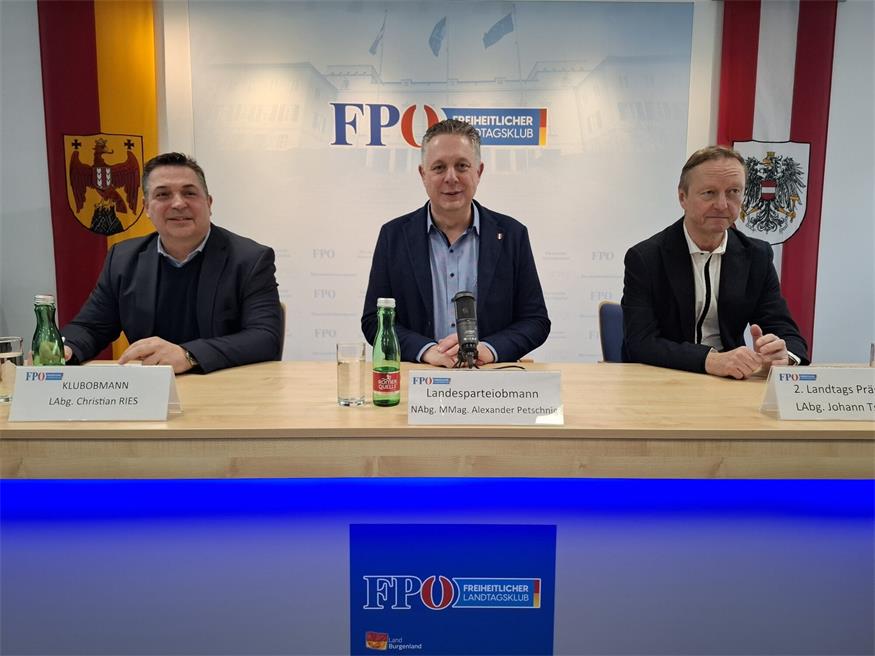 Der neue Klubchef Christian Ries (l.) wurde von Landesparteiobmann Alexander Petschnig (M.) und dem Zweiten Landtagspräsidenten Hans Tschürtz präsentiert. Die Sitzung davor war spannend.