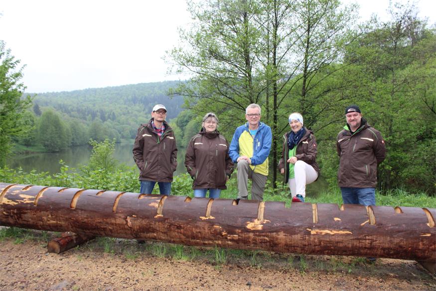 Der neue Projektmanager Gerhard Schlögl (M.) mit Michael Loibl. Obfrau Brigitta Lackner, Margarete Patzelt und Oliver Weber vom Naturparkverein Lockenhaus. Foto: Grabner