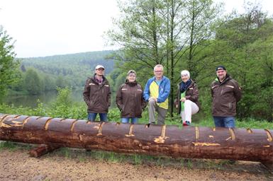 Der neue Projektmanager Gerhard Schlögl (M.) mit Michael Loibl. Obfrau Brigitta Lackner, Margarete Patzelt und Oliver Weber vom Naturparkverein Lockenhaus. Foto: Grabner