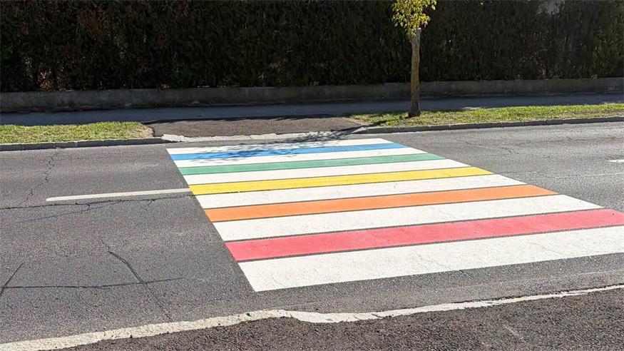 Der neue Regenbogenschutz auf der Neudörfler Pöttschingerstraße wurde angebracht. 