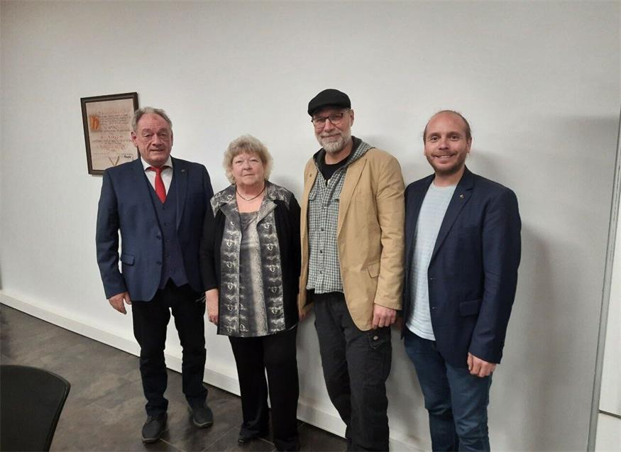 Der neue SPÖ-Gemeinderat Christian Kick (2. v. r), die neue SPÖ-Ersatzgemeinderätin Maria Magdalena Hadek sowie Bürgermeister Dieter Posch (l.) und Vizeortsparteivorsitzender der SPÖ, Martin Giefing, nach der Angelobung. 