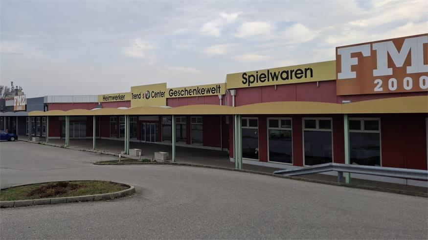 Der neue Standort des Sonnenmarktes sind die Räumlichkeiten des ehemaligen Trend's Centers. Dort prangt noch das Logo des ehemaligen Mieters, ein Hinweis auf den Sonnenmarkt fehlt.