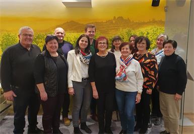 Der neue Vorstand. Herbert Ohr, Obfrau Tina Köppel, Laci Horvath, Eva Maria Kneisz, Johann Heisz, Gerlinde Heger, Ingeborg Schoberwalter, Franziska Renner, Natalie Prokopetz, Paula Pichler, Beate Juris-Harnischfeger und Waltraud Ehrenhöfer. Wer bei der Sozialstation Mitglied werden möchte, braucht nur bei einem Vorstandsmitglied sein Interesse bekunden. 