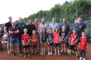 Der neue Vorstand des UTC Neckenmarkt rund um Obmann Albert Wieder mit allen fleißigen Helfern sowie den Nachwuchsspielerinnen und -Spielern.