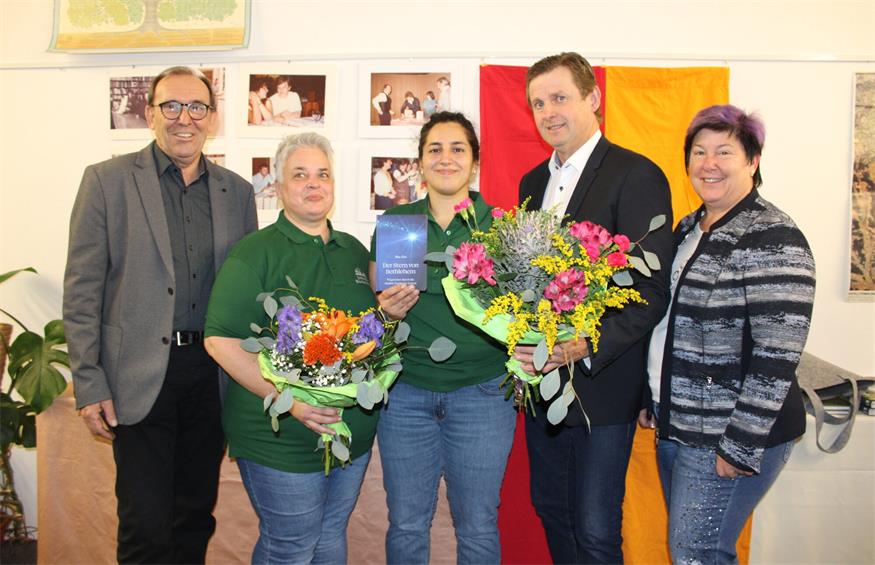 Der neuen Buchhändlerin Sarah Schüssler (M.) und ihrer Mutter Gabriele Zonsits (2.v.l.) gratulierten zur Eröffnung Bürgermeister Johann Heisz (2.v.r.) und seine beiden Vizes Nikolaus Dominkovits und Christina Köppel.