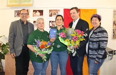 Der neuen Buchhändlerin Sarah Schüssler (M.) und ihrer Mutter Gabriele Zonsits (2.v.l.) gratulierten zur Eröffnung Bürgermeister Johann Heisz (2.v.r.) und seine beiden Vizes Nikolaus Dominkovits und Christina Köppel.
