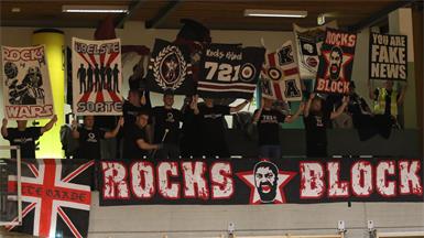 Der treue und lautstarke Rocks-Block will im entscheidenden Playoff-Spiel gegen Deutsch Wagram die Mattersburger einmal mehr zum Sieg pushen. 