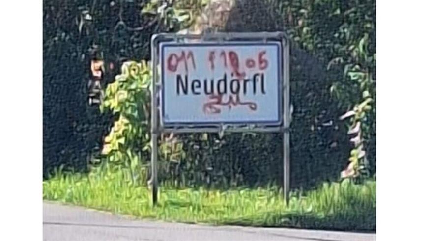 Derzeit noch unbekannte Täter haben in der Nacht vom Samstag auf Sonntag unter anderem das Ortschild in Richtung Neudörfl mit roter Farbe besprüht. 