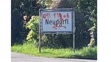 Derzeit noch unbekannte Täter haben in der Nacht vom Samstag auf Sonntag unter anderem das Ortschild in Richtung Neudörfl mit roter Farbe besprüht. 