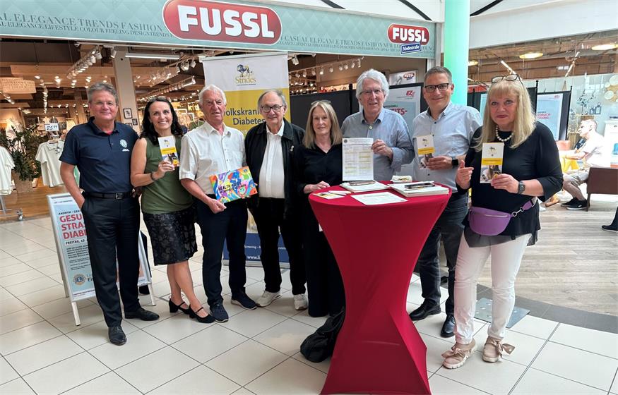 Diabetes Screeing v.l.n.r.: Dr. Markus Bohrer (Lions Club Neusiedlersee), Doris Serdar (EZE-Zentrumsleitung), Johann Skarits (Lions Club Eisenstadt), Albert Abrahamian (Lions Clubs International), Bettina Brewi, Dr. Karl Brewi (intern. Dir. Österr. Lions Club), Günter Buchinger (EZE-Geschäftsführer), Dr. Heidemarie Abrahamian (Lions-Club Wien MozART)