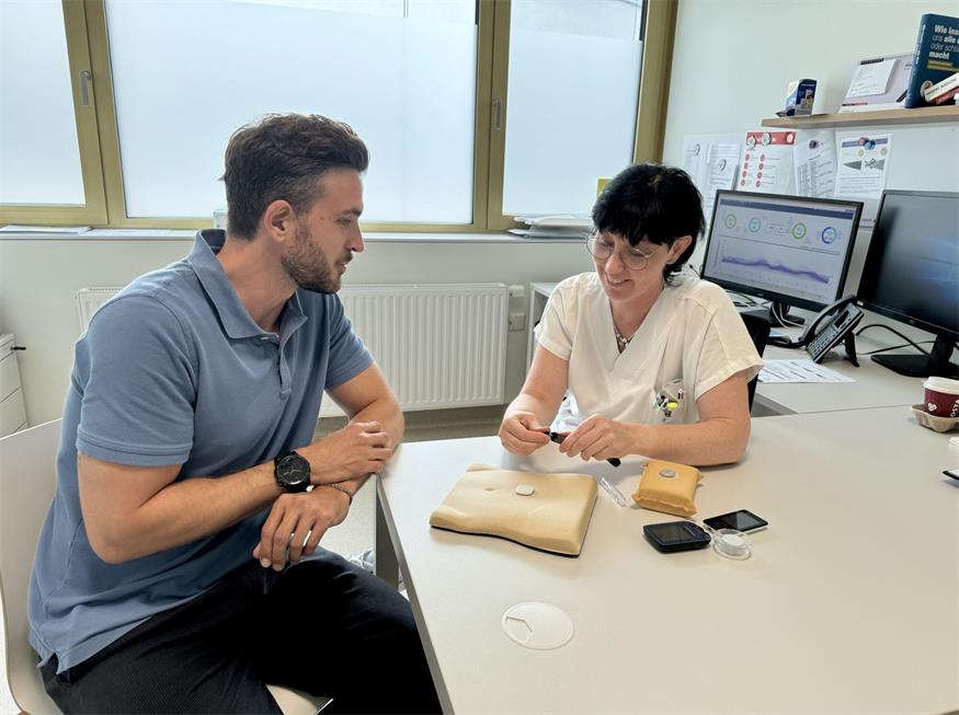 Diabetesberaterin Christine Drobits erklärt das Smartpen-System. 