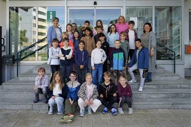 Die 3a-Klasse mit Bürgermeisterin Claudia Schlager und Bettina Steiger-Grimmer von der Bürgerservice-Stelle. 