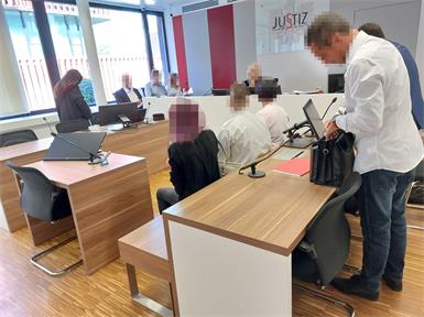 Die 47-Jährige (rechts auf der Anklagebank) musste sich mit ihrem Sohn und dessen Freundin vor Gericht verantworten.