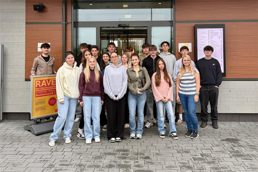 Die 4AK besuchte gemeinsam mit Klassenlehrerin Jennifer Radnasich die McDonalds-Filiale in Steinberg-Dörfl. 