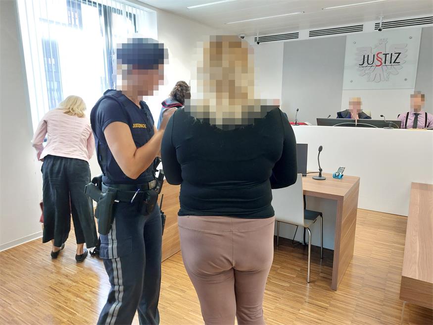 Die 53-jährige Ungarin wurde in Handschellen in den Gerichtssaal gebracht.