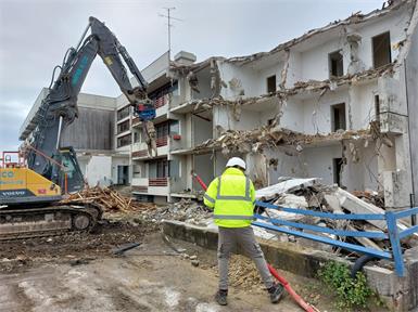 Die Abbrucharbeiten am Haus F haben begonnen.