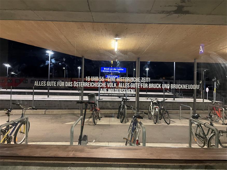 Die Abschiedsworte von Offizier Filip Olisarenko sind nun am Bahnhof zu lesen.