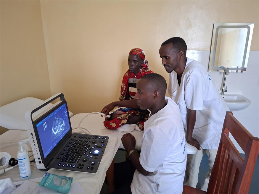 Die Ärzte in Burundi bei der Anwendung des neuen Ultraschall-Geräts. Mit viel Begeisterung wandten sie sich der neuen Technik zu.