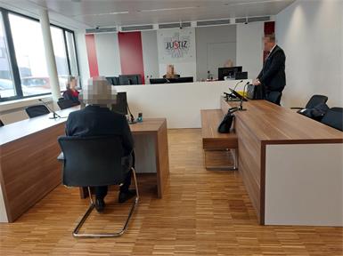 Die Angeklagte - eine pensioniertes Vorstandsmitglied der Commerzialbank - bekannte sich nicht schuldig.