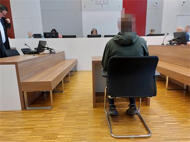 Die Angeklagte gab an, sie habe die Nazi-Symbole "unheimlich und anziehend" gefunden.