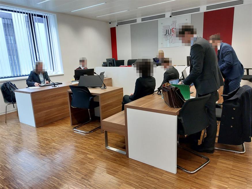 Die Angeklagten, beide Akademiker, sollen nachts im Hotel für Aufruhr gesorgt haben.