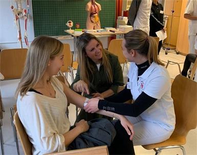 Die Ausbildung an der SOB kann sowohl in Vollzeit (Mo-Fr) als auch berufsbegleitend an den Wochenenden (Fr-Sa) absolviert werden. 