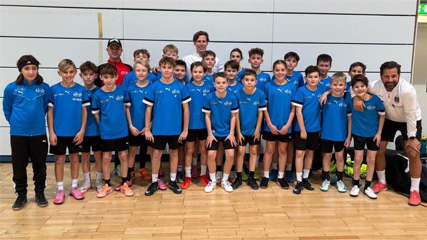 Die BAZ-Talente mit BAZ Güssing-Standortleiter Alexander Kern, ÖFB Ausbildungskonzepts-Leiter Konstantin Breuer und ÖFB Futsal-Teamchef Patrik Barbic.