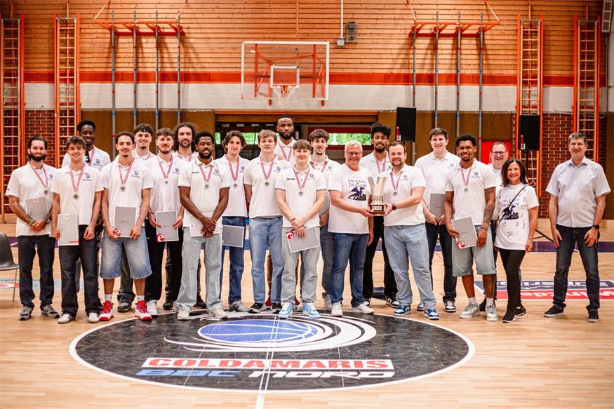 Die BBC Nord Dragonz bei der Vize-Meisterfeier im Eisenstädter Allsportzentrum mit Bürgermeister Thomas Steiner und Bernhard Wittmann, CEO des Hauptsponsors Sigmapharm. 