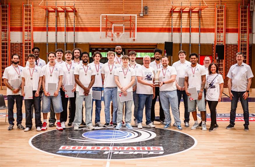 Die BBC Nord Dragonz bei der Vize-Meisterfeier im Eisenstädter Allsportzentrum mit Bürgermeister Thomas Steiner und Bernhard Wittmann, CEO des Hauptsponsors Sigmapharm. 
