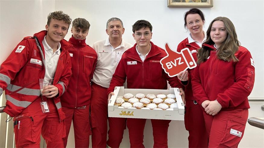 Die BVZ überraschte auch heuer wieder Organisationen, Firmen und öffentliche Einrichtungen mit Krapfen, wie hier das Rote Kreuz Oberwart: Oliver Beck, Fabien Nemejc, Erwin Hanzl, Benedikt Heinrer, Michaela Schmölzer-Pfingstl und Anna Peschek hat es geschmeckt.