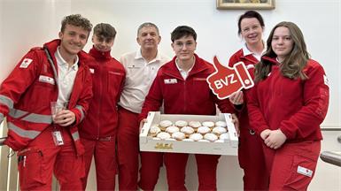 Die BVZ überraschte auch heuer wieder Organisationen, Firmen und öffentliche Einrichtungen mit Krapfen, wie hier das Rote Kreuz Oberwart: Oliver Beck, Fabien Nemejc, Erwin Hanzl, Benedikt Heinrer, Michaela Schmölzer-Pfingstl und Anna Peschek hat es geschmeckt.
