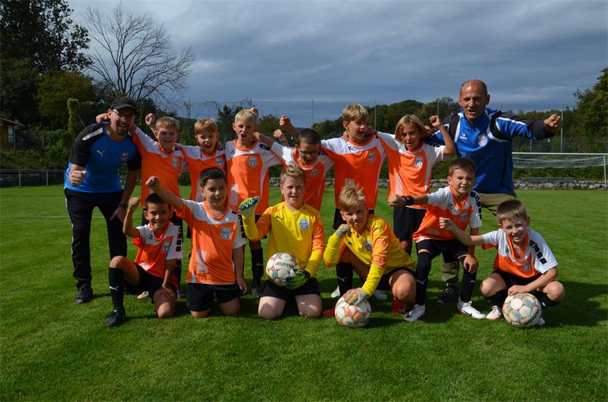 Die Bad Sauerbrunner traten im U9-Bewerb mit zwei Teams an. Auf das Foto durften jedoch alle auf einmal. 