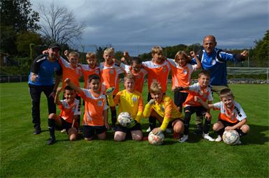 Die Bad Sauerbrunner traten im U9-Bewerb mit zwei Teams an. Auf das Foto durften jedoch alle auf einmal. 
